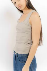 Musculosa color beige de algodón con breteles anchos y corte ajustado.