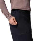 Pantalón de corte recto y tiro medio con cintura elástica, bolsillos laterales y bolsillo de seguridad con cierre. Confeccionado con tecnología Omni-Shield que repele la humedad y las manchas.
