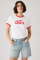 Remera Levi's blanca de manga corta estilo ringer, con ribetes rojos en el cuello y los puños. Presenta un estampado frontal con la frase "Feel Good in LEVI'S" en color rojo.
