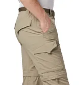 Pantalón cargo convertible color beige, de corte recto, con múltiples bolsillos y trabillas para cinturón.