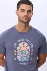 Remera de algodón de calce clásico y cuello redondo, con estampado frontal de temática surf con colores pasteles.