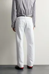 Jeans straight fit de corte recto y tiro medio, confeccionados en denim de algodón con efecto lavado en color marrón oscuro, con diseño clásico de cinco bolsillos y cierre frontal con botonadura.