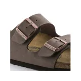 Sandalias Birkenstock modelo Arizona, color marrón topo, con dos correas ajustables con hebillas metálicas color cobre. Plantilla anatómica de corcho y látex cubierta de ante. Suela de goma EVA.