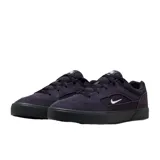 Championes Nike SB Malor de diseño urbano, confeccionados en una combinación de ante y lona en color azul oscuro. Presentan una construcción vulcanizada con puntera reforzada, suela de goma negra y el logo de la marca bordado en el lateral.
