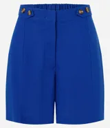 Short de corte recto confeccionado en viscolino, color azul, con cintura trasera elástica, tapetas frontales con botones decorativos, cierre oculto y costura marcada.