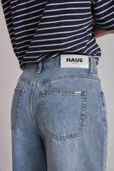 Bermuda de jean celeste claro, de corte recto y tiro alto.