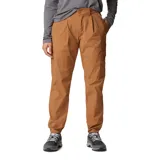 Pantalón de senderismo color marrón, con diseño de pinzas en la cintura, bolsillos cargo laterales y pernera cónica con dobladillo parcialmente elástico. Confeccionado en tejido técnico con tecnología repelente a la humedad y manchas.