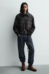 Bota de piel color marrón con cierre de cremallera lateral, horma cuadrada y suela con ligero tacón.