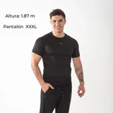 Pantalón deportivo de corte recto y ajuste cómodo, confeccionado en tejido ligero con acabado técnico. Presenta bolsillos laterales con cierre y un pequeño logo bordado en la parte superior.