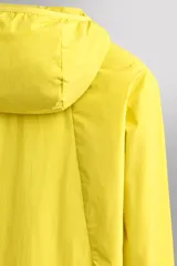 Chaqueta acolchada Zara Athleticz de color amarillo, confeccionada en tejido técnico y ligero. Cuenta con cuello subido y capucha, manga larga con puños elásticos, bolsillos frontales con cierre de cremallera oculta y cierre frontal con cremallera.