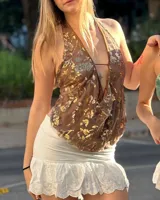 Top marrón con escote halter y bordado de lentejuelas doradas y plateadas.