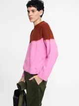 Sweater tejido en jersey con diseño a bloques de color blanco y azul.