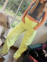 Pantalón de plush de algodón color verde lima, de tiro medio con faja ancha elastizada, bolsillos delanteros aplicados y corte recto.