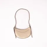 Bandolera dorada en forma de medialuna con correa fina al tono.