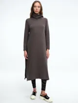 Vestido midi de punto a rayas horizontales en gris y negro, con cuello alto y mangas largas. Diseño de corte recto y ajuste cómodo.