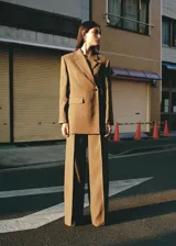 Pantalón largo de tiro bajo en tejido jaspeado color marrón, de corte recto y diseño de traje.