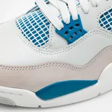 Zapatillas Air Jordan 4 Retro color blanco, gris y celeste. Zapatillas de caña media con detalles de rejilla y logo de la marca en el talón y la lengüeta.