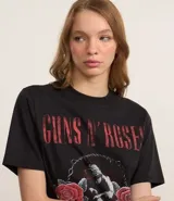 Remera negra de algodón con estampado de la banda Guns N Roses en la espalda.