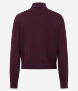 Blusa de punto color bordó con cuello polo, cierre frontal parcial con botones y bolsillo pequeño aplicado en el pecho. Presenta mangas largas y un corte regular.
