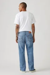 Pantalón de jean celeste, de corte recto y tiro medio.