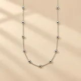 Gargantilla de plata 925 con cadena de eslabones y pequeñas cuentas esféricas distribuidas a lo largo de toda la cadena.