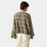 Suéter de tejido de punto calado color verde militar con rayas horizontales blancas, cuello redondo, hombros caídos y mangas amplias con logo de la marca tejido en el lateral.