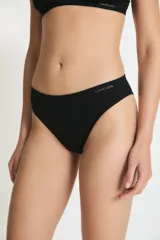 Bombacha vedetina clásica de tiro medio color negro, confeccionada en tejido ultra ligero.