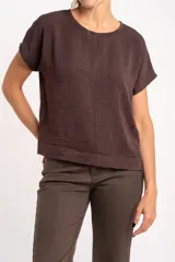 Blusa de manga corta y cuello redondo, color marrón, confeccionada en tejido texturizado con costura central frontal.