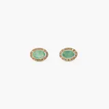 Aros tipo caravana de oro 18k con esmeralda central en corte ovalado rodeada por un halo de brillantes.