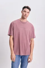 Remera manga corta oversize color lila con estampa de mariposa en la espalda.