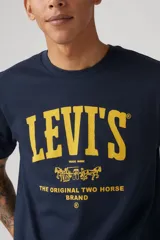Remera azul marino de algodón con logo Levi's amarillo estampado en el pecho.
