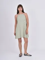 Vestido corto color verde claro con patrón de rayas finas horizontales. Diseño de cuello halter y corte acampanado.