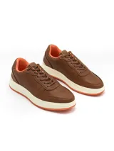 Championes urbanos blancos con detalles en gris y amarillo.