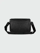 Bolso de hombro mediano color negro de cuero con estampado de logos y herrajes plateados.