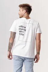 Remera blanca de manga corta con cuello redondo y un pequeño estampado azul en el pecho.