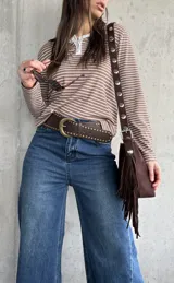 Remera de manga larga a rayas horizontales en tono tostado y blanco, con cuello redondo y cartera de botones frontal.