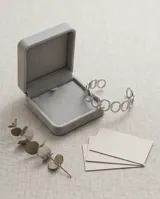Pulsera tipo esclava de acero con diseño de eslabones circulares entrelazados.