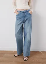 Jeans de corte recto y tiro medio, confeccionados en denim 100% algodón de tono azul medio.