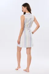 Vestido corto sin mangas de lino con diseño de rayas verticales en tonos claros, cuello camisero, botones frontales y lazo ajustable en la cintura.