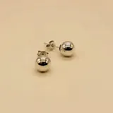 Aros tipo caravana con diseño de esfera lisa pulida en plata 925, con cierre de presión.