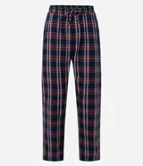 Pijama masculino de algodón, compuesto por una camiseta azul marino de manga corta con un pequeño bolsillo con detalle a cuadros y un pantalón largo con estampado escocés en tonos azul marino, rojo y blanco.