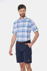 Bermuda cargo color beige con bolsillos laterales y traseros. Se ajusta a la cintura con cinturón de cuero marrón.