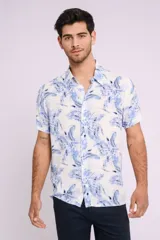 Camisa de hombre de manga corta con estampado de flores azules sobre fondo blanco, cuello clásico y cierre frontal con botones.