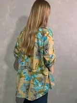 Sobrecamisa de algodón y viscosa con estampado paisley en tonos turquesa, camel y chocolate, de manga larga y cierre frontal con botones.