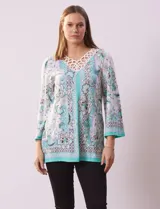 Blusa estampada marca Ruby Rd con aplique de crochet en el escote y mangas 3/4 amplias.