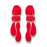 Aros colgantes color rojo con piezas geométricas irregulares unidas por argollas plateadas.