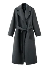 Abrigo largo estilo batín en color verde oscuro, confeccionado con mezcla de lana, con solapas amplias, bolsillos laterales y cinturón ajustable del mismo tejido.