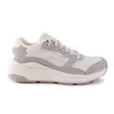 Championes Skechers Global Jogger, color blanco y gris, con capellada de gamuza y malla, plantilla Air-Cooled Memory Foam y suela Goodyear Performance.
