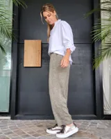 Pantalón de vestir color beige con estampado de espiga, pretina elastizada y corte recto.