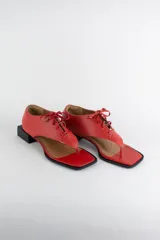 Sandalias de cuero rojo con diseño híbrido de zapato acordonado y capellada tipo ojota, punta cuadrada y taco bloque.